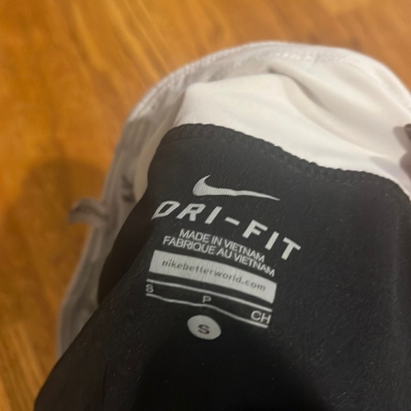 Nike Dri Fit Woman’s Black and White Shorts Size S - Picture 3 of 4